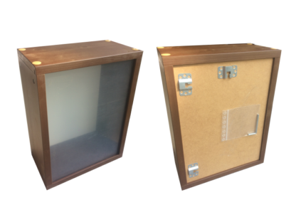 Hängevitrine vorn und hinten