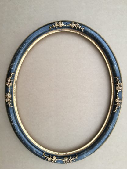Ovalrahmen mit goldener Verzierung und Goldkante